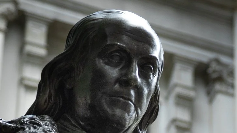 Statue de Benjamin Franklin regardant vers le bas