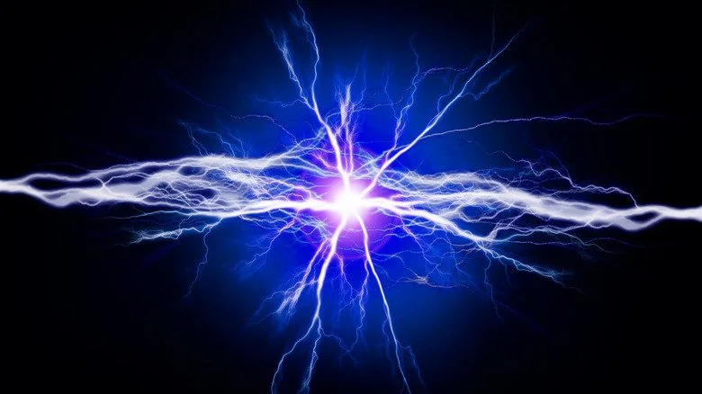 Éclair électrique sur fond noir