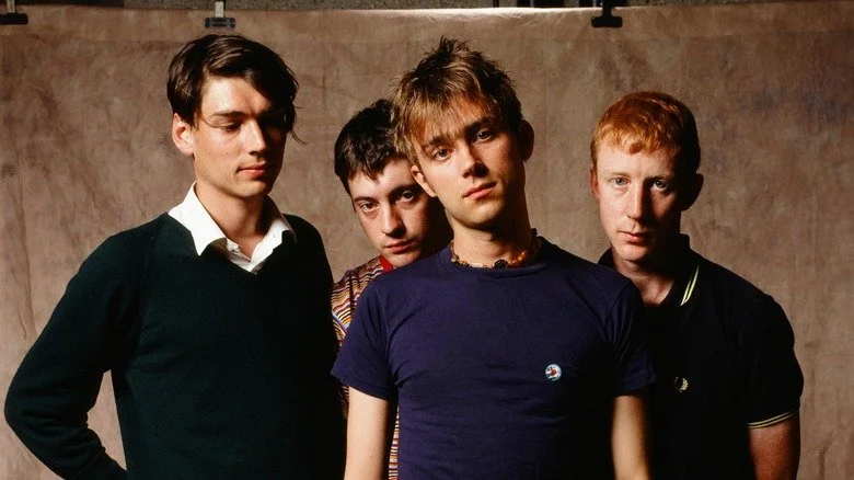 Blur posant dans un studio