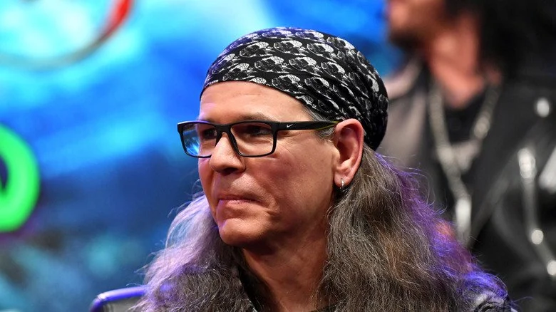Bobby Dall avec des lunettes, souriant dans un bandana