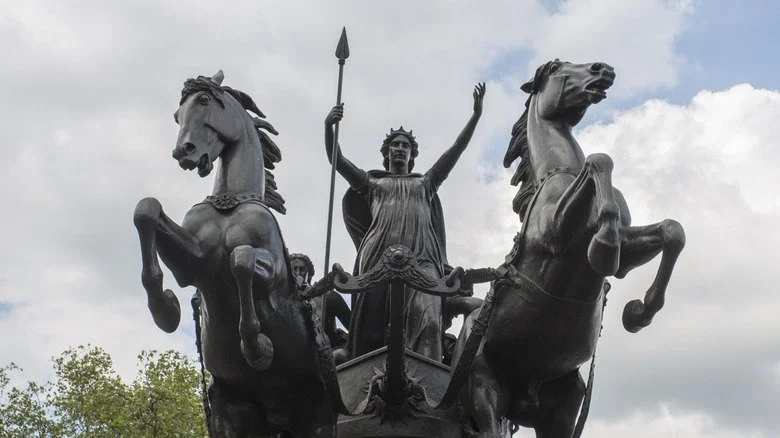 Statue de Boudicca avec des chevaux qui sautent