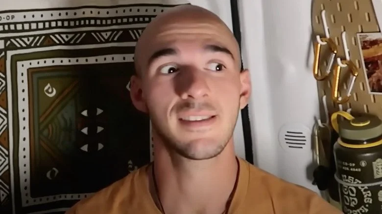 Brian Laundrie observant avec méfiance