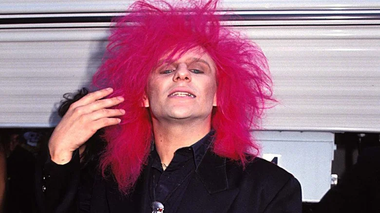 C.C. DeVille de Poison exhibant sa perruque rose aux MTV VMA 1991