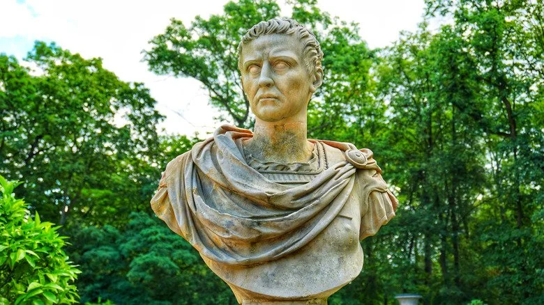 Un buste de Caligula dans un parc