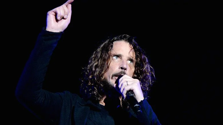 Chris Cornell chantant et pointant sur scène