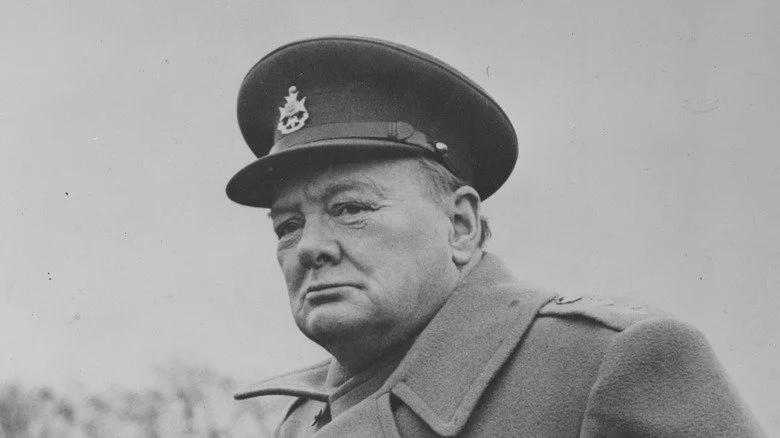 Winston Churchill en chapeau militaire, regardant au loin