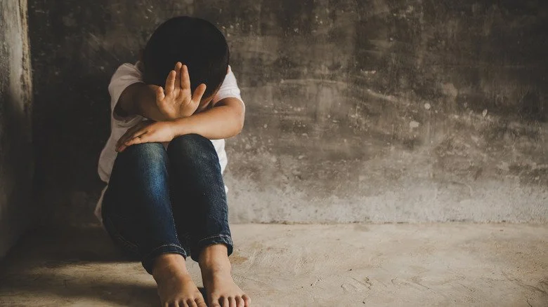 Garçon traumatisé dans le désespoir