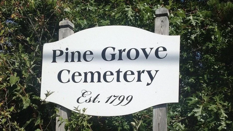 Panneau du cimetière de Pine Grove à Truro