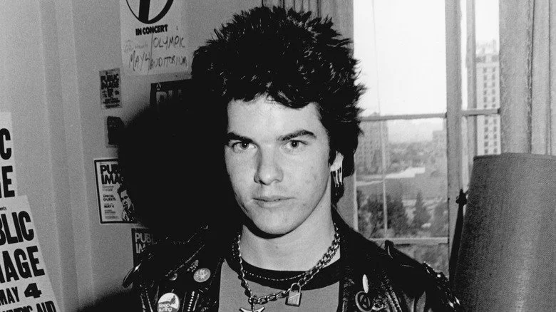 Darby Crash des Germs regardant l'appareil photo dans un tir publicitaire des années 80