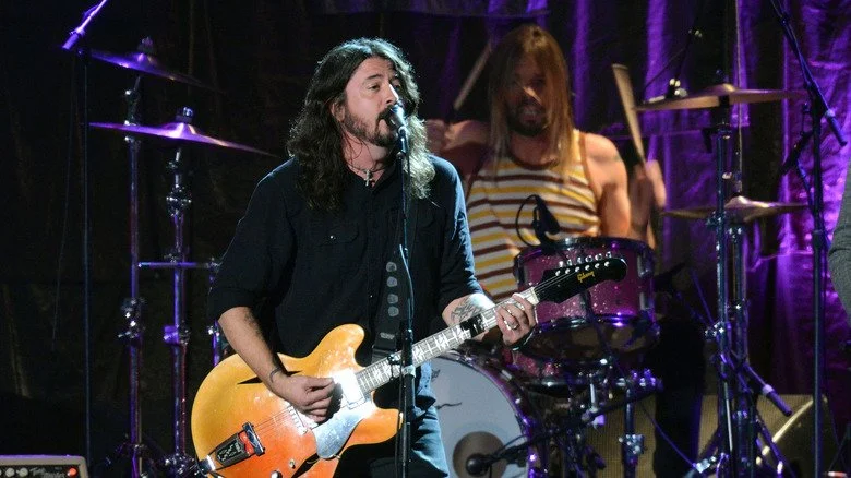 Dave Grohl jouant lors d'un événement MusiCares