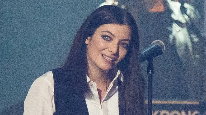 Lorde sur scène lors du concert hommage à David Bowie