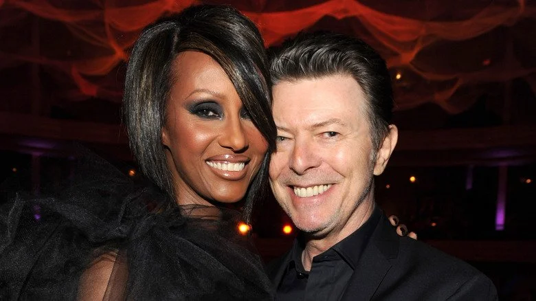 Iman et David Bowie souriant et s'enlaçant