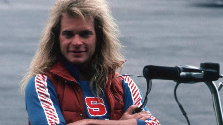 David Lee Roth regardant avec un air satisfait à la caméra dans les années 1970