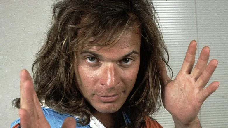 David Lee Roth fait une grimace avec les mains en l'air