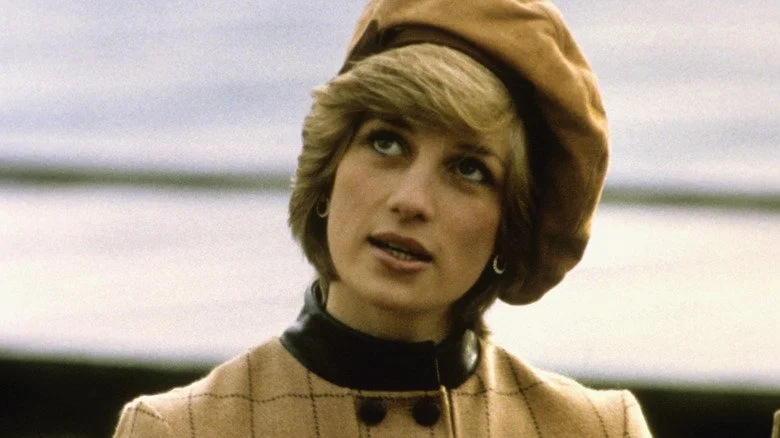 Princesse Diana levant les yeux avec un chapeau