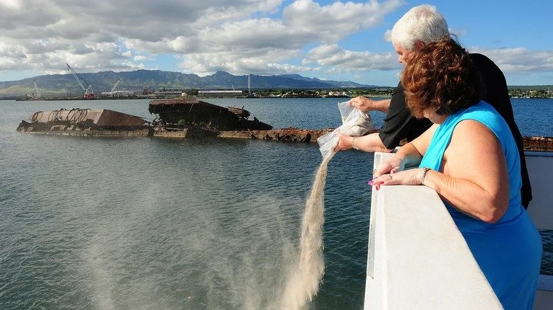 Cérémonie de dispersion des cendres de CPO Knight au mémorial de l'USS Utah