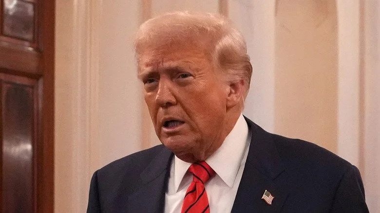 Donald Trump marchant dans le couloir de la Maison Blanche