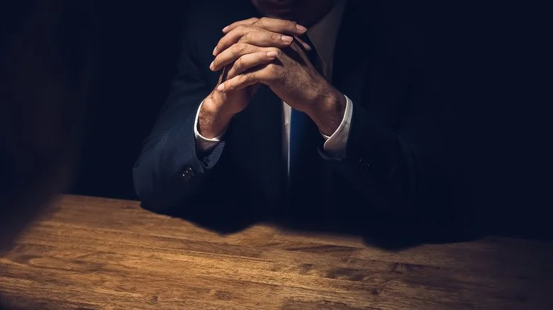 Salle d'interrogation sombre