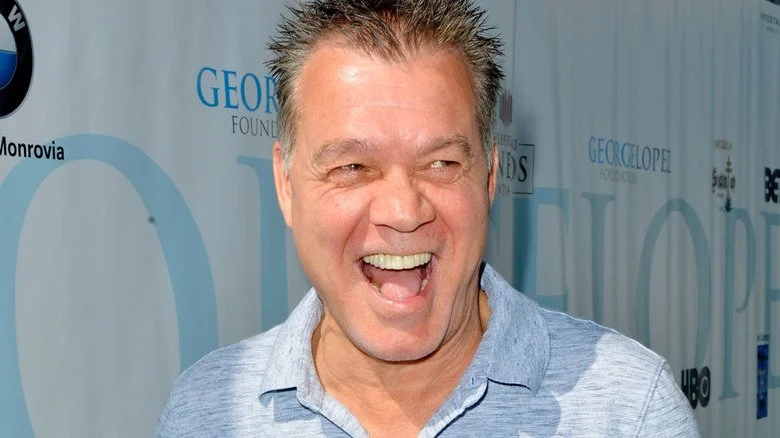 Eddie Van Halen riant en chemise de golf