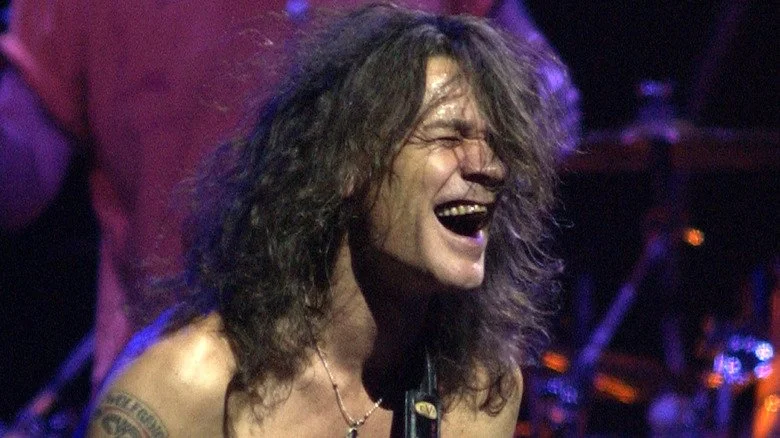 Eddie Van Halen jouant de la guitare torse nu les yeux fermés en 2004