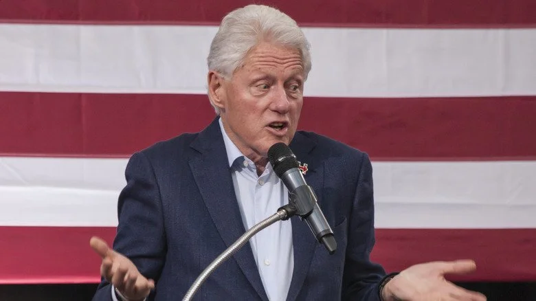 Bill Clinton” />
</p>
<p>
En définitive, le dispositif du football nucléaire est un mélange complexe de procédures rapides, de technologies avancées et de vérifications multiples, qui, malgré tout, repose également sur la vigilance humaine. Ce système, qui permet de lancer des armes nucléaires en l’espace d’un instant, reste aujourd’hui un témoignage de l’équilibre précaire entre pouvoir et responsabilité dans le domaine de la sécurité mondiale.
</p>
</section>
</div>
<div class=