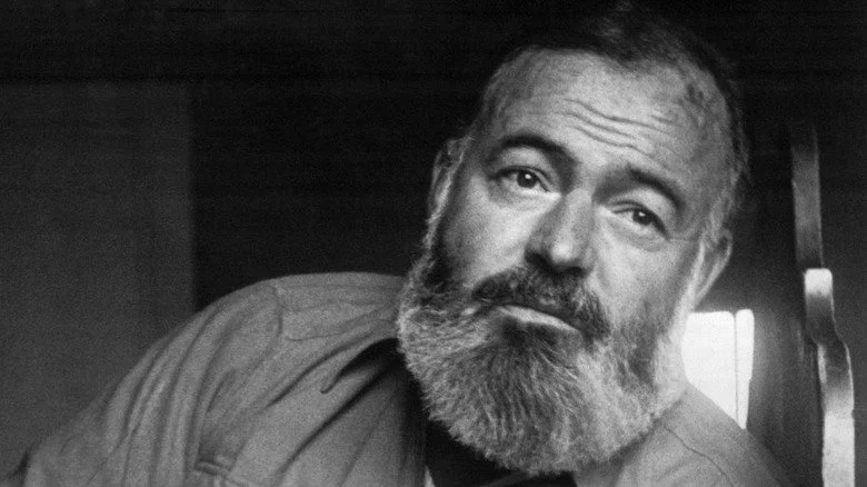 Ernest Hemingway barbu regardant au loin