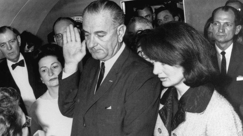 Lyndon Johnson à côté de Jacqueline Kennedy lors de la prestation de serment présidentielle