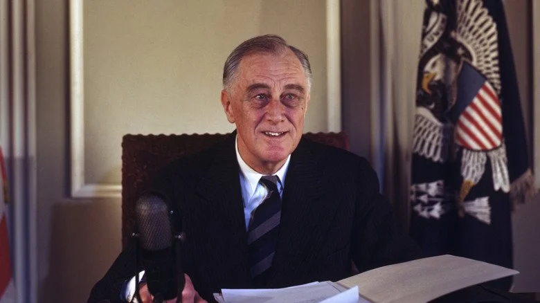 Franklin Roosevelt à son bureau présidentiel avec des papiers et des microphones