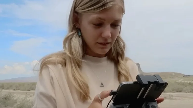 Gabby Petito manipulant un drone