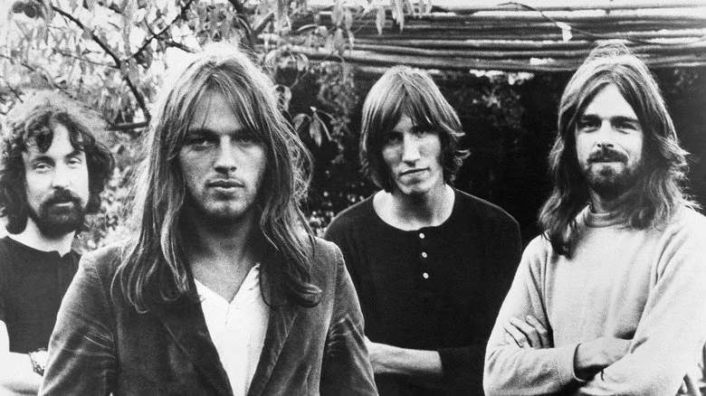 Les membres de Pink Floyd regardant la caméra