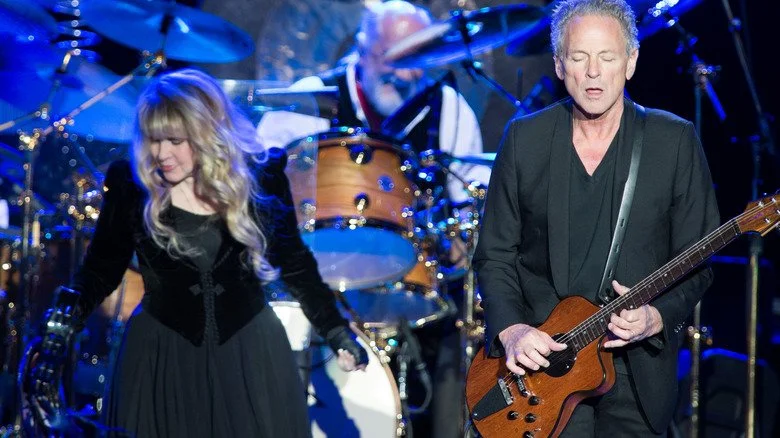 Stevie Nicks dansant sur scène pendant que Lindsey Buckingham joue de la guitare