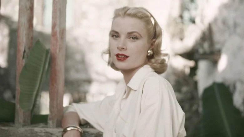 Grace Kelly en blanc avec rouge à lèvres rouge