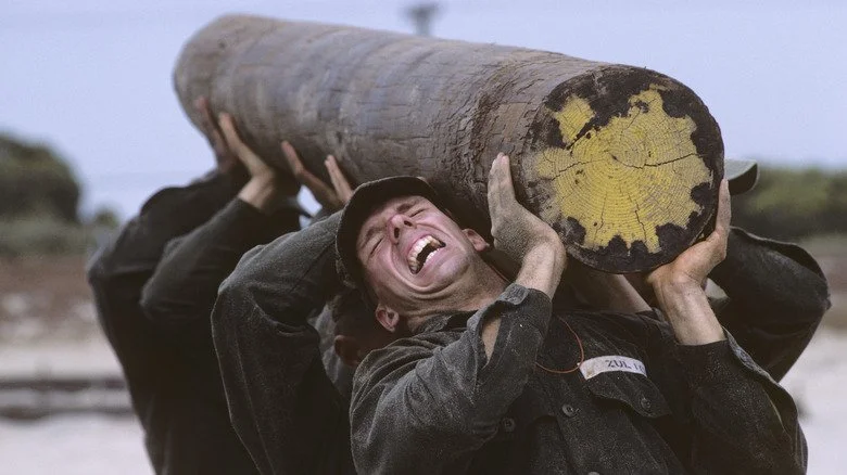 Groupe de recrues soulevant une bûche