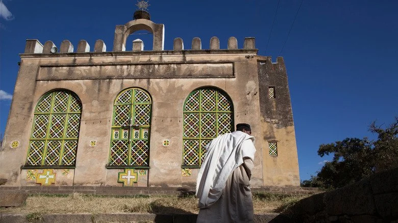 prêtre à l'église Sainte-Marie de Sion à Aksoum, Éthiopie