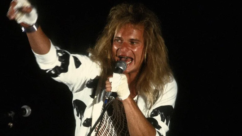 David Lee Roth en train de chanter sur scène dans les années 1980