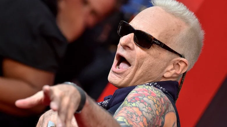 David Lee Roth montrant ses tatouages