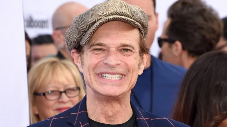David Lee Roth souriant avec une casquette plate