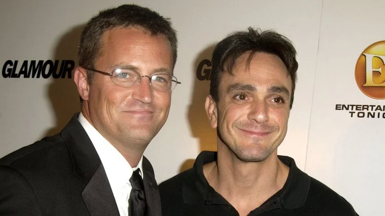 Matthew Perry et Hank Azaria souriant