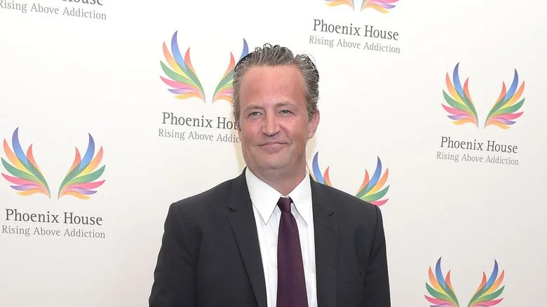 Matthew Perry souriant lors d'un événement à Phoenix House