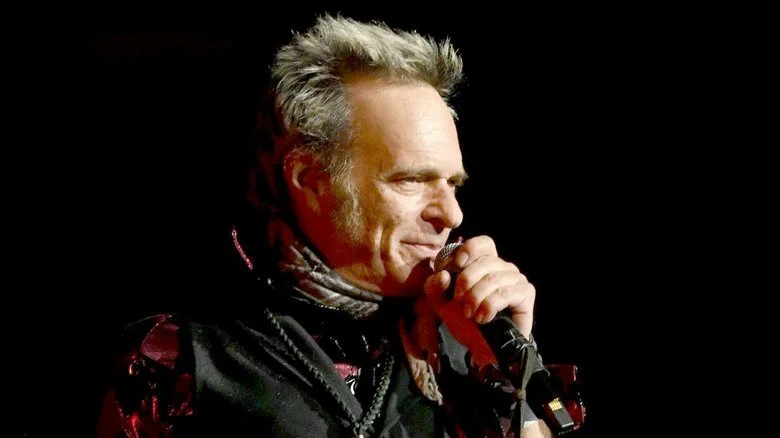 David Lee Roth chantant sur scène en 2020