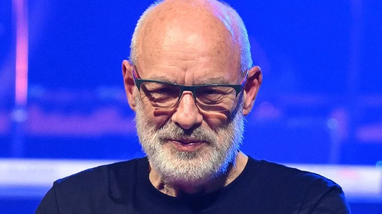 Brian Eno regardant sternement sur scène