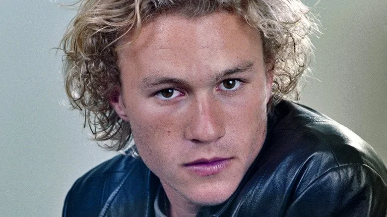 Acteur Heath Ledger regardant vers l'objectif
