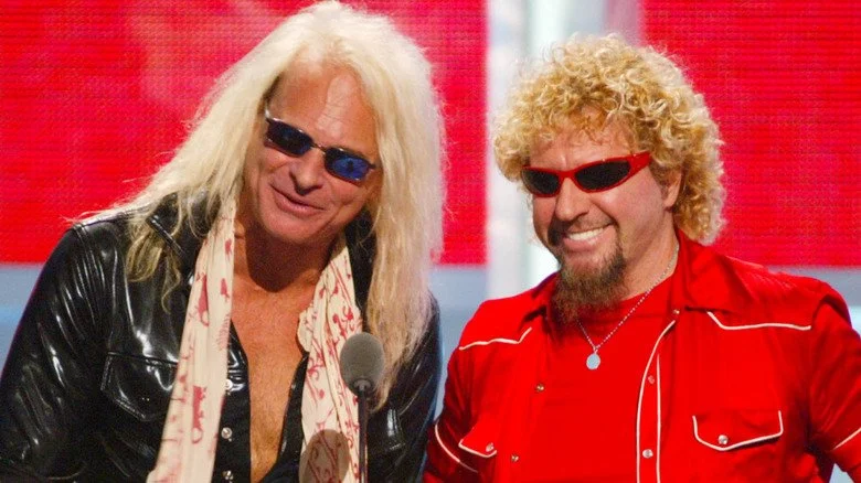 David Lee Roth souriant avec Sammy Hagar lors des MTV VMAs
