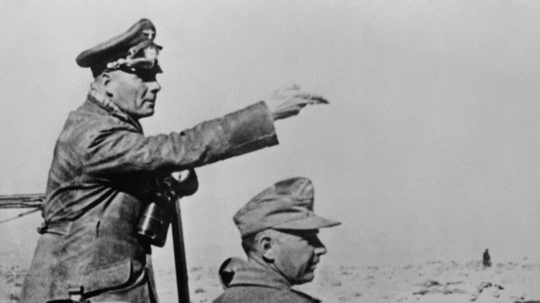 Erwin Rommel pointant la main