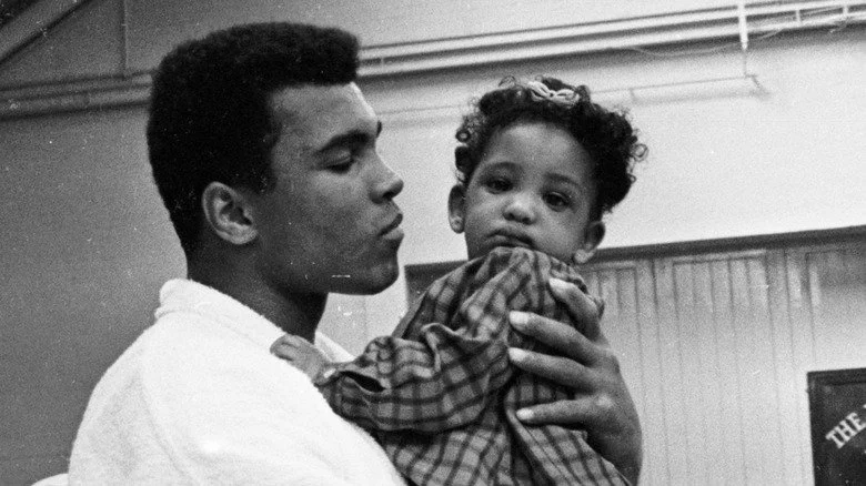 Muhammad Ali tenant un enfant
