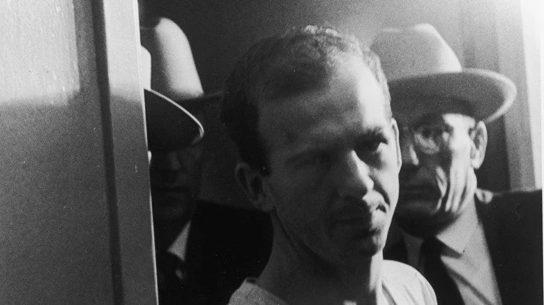 Lee Harvey Oswald escorté lors des interrogatoires de police