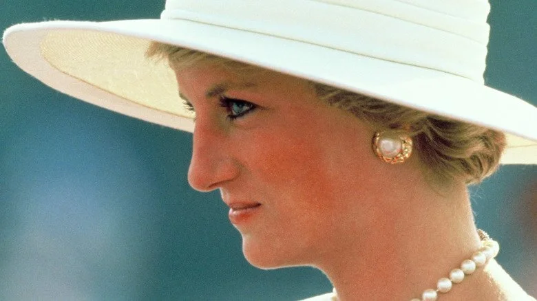 Princesse Diana avec un chapeau blanc