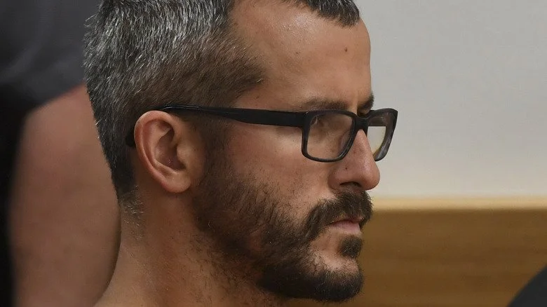 Chris Watts fixant l'objectif