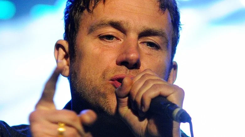 Damon Albarn chantant