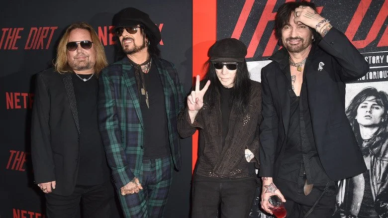 Motley Crue posant lors de la première de The Dirt